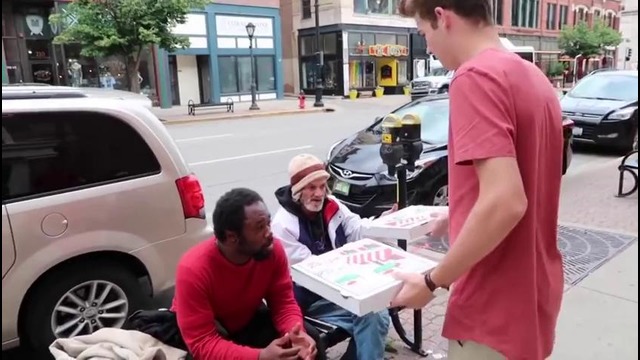 Задонатили 500$ и раздали пиццу бездомным и детям. Добрые дела