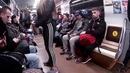 ПРАНК. Спортивная девушка в МЕТРО. Реакции Людей