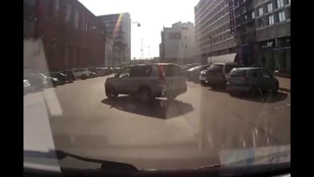 Мотоциклист вылетел в окно машины