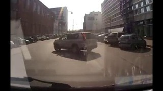 Мотоциклист вылетел в окно машины