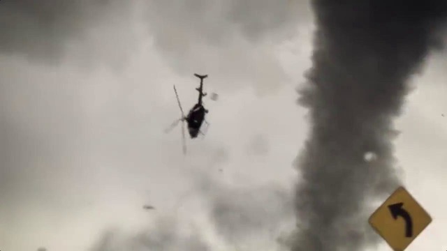 Вертолёт засосало в торнадо