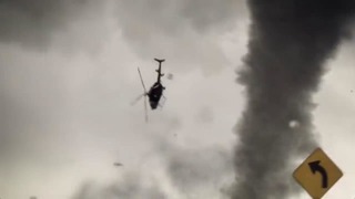 Вертолёт засосало в торнадо