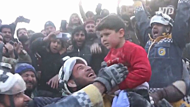 Люди ликуют: в Сирии из-под завалов достали целую семью
