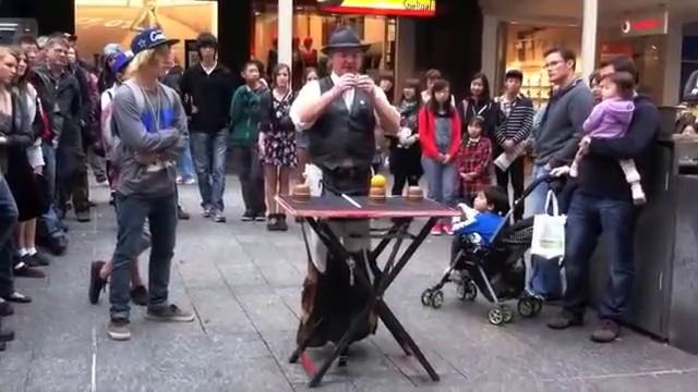 World’s FUNNIEST Street Magician (The end is amazing!)