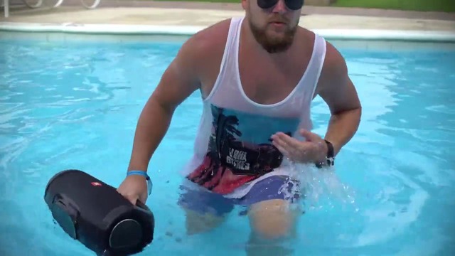 Что если бросить блютус колонку в Бассейн