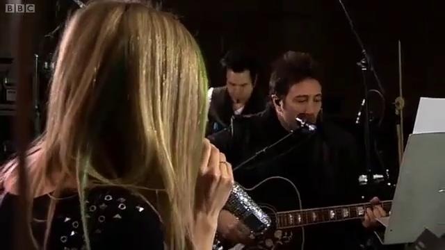 Avril Lavigne – Tik Tok (Ke$ha cover) in Radio 1’ s Live Lounge – BBC