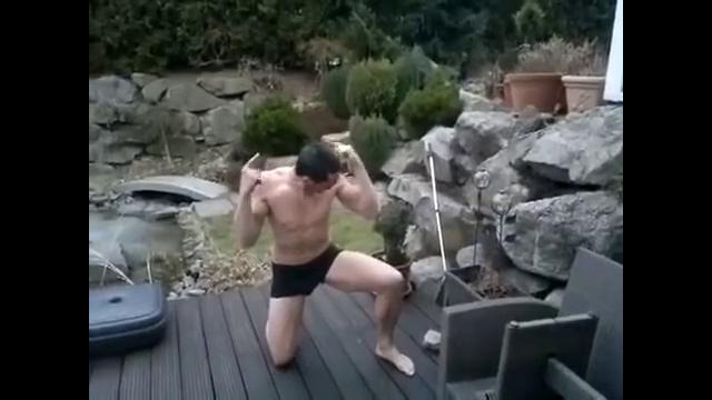 Как немец прыгнул в ледяной бассейн