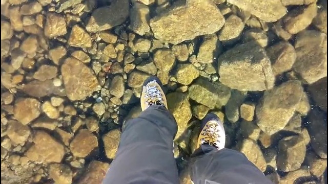 Прогулка по прозрачному замёрзшему озеру в горах