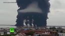 В Макасарском проливе третьи сутки горит нефтяное пятно