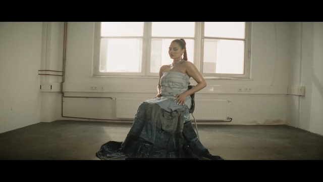 Elly – Risse im Papier (Official Music Video)