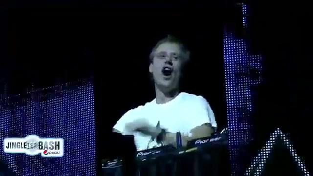 Armin Van Buuren – Live at B96 Jingle Bash Chicago 14.12.2013