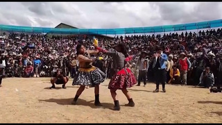 Перуанские индейцы устраивают драки перед Новым годом