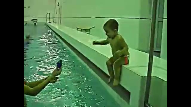 Дочка самостоятельно прыгает в бассейн