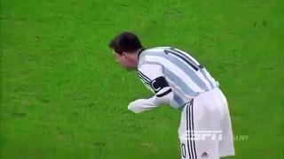 Lionel Messi vomits on the pitch during Romania vs Argentina 2014