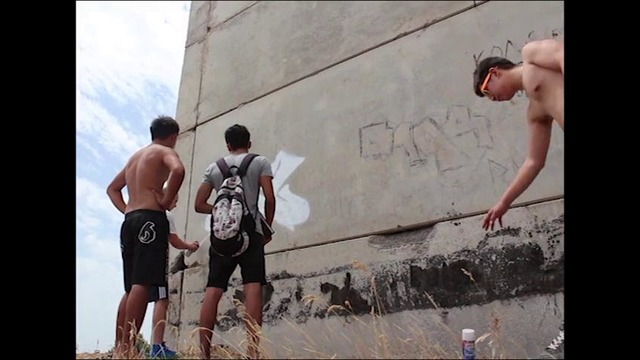 Парни рисуют граффити в Ташкенте