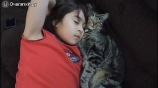 Девочка и кот сладко спят