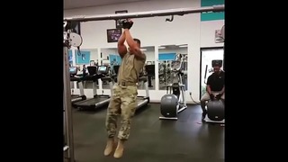 Американский солдат зашел в спортивный зал