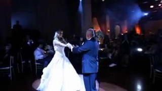 Красивый свадебный танец отца и дочери c интересным поворотом