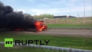 Объятый огнем школьный автобус проехал по американскому шоссе