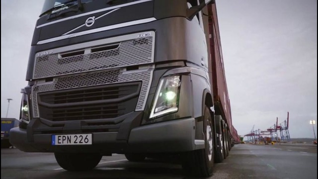 Грузовик Volvo протащил 300-метровый автопоезд массой 750 тонн