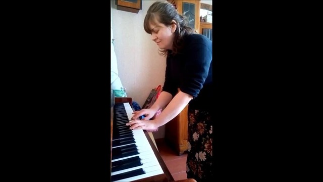 Моя сестра играет на пианине