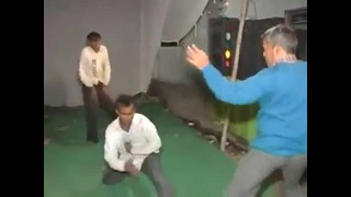 Сумасшедшие индийские танцы под техно