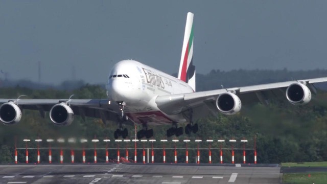 Посадка Гиганта AIRBUS A380 при сильном боковом ветре
