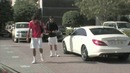 Теннисист Роджер Федерер забивает мячи в открытый люк Mercedes-Benz