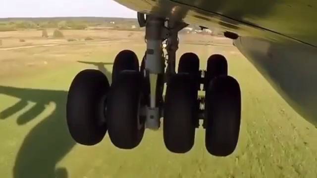 Посадка Ил-76. Вид со стойки шасси