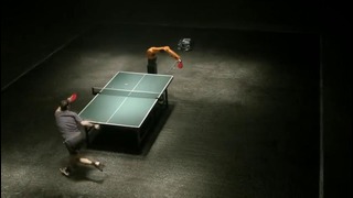 Соревнование в теннис между человеком и роботом