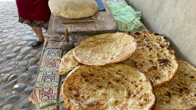 Не успевают Испечь лепешки, как их съедают! Почему в Узбекистане едят много хлеба? Хорезм