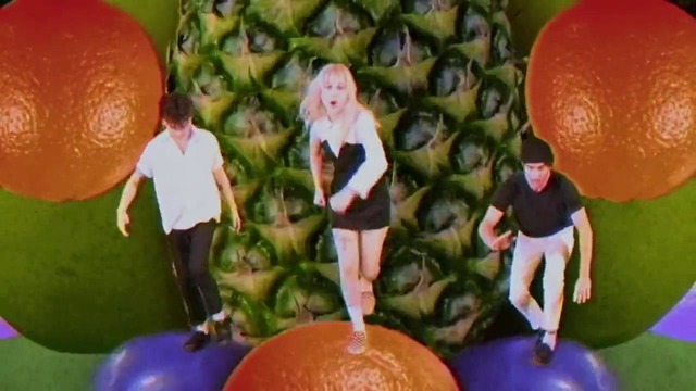 Paramore – Caught In The Middle (Official Video 2018!)