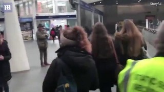 Пранкер позабавил пассажиров железнодорожного вокзала Кингс-Кросс в Лондоне