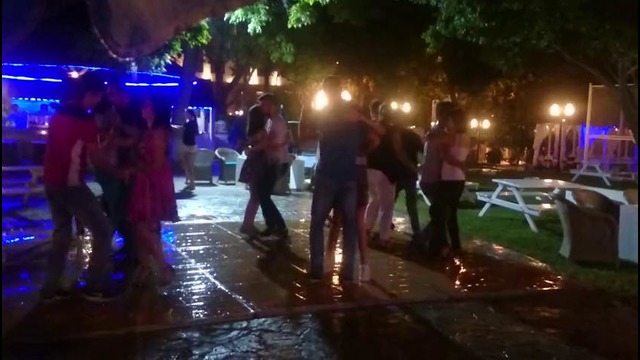 Латино вечеринка под дождем