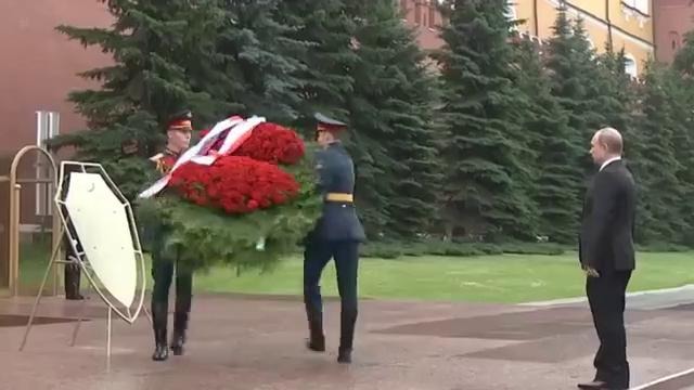 Путин под проливным дождем возложил венок к Могиле Неизвестного Солдата