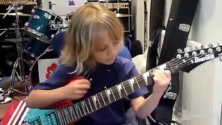 Семилетняя рок-гитаристка