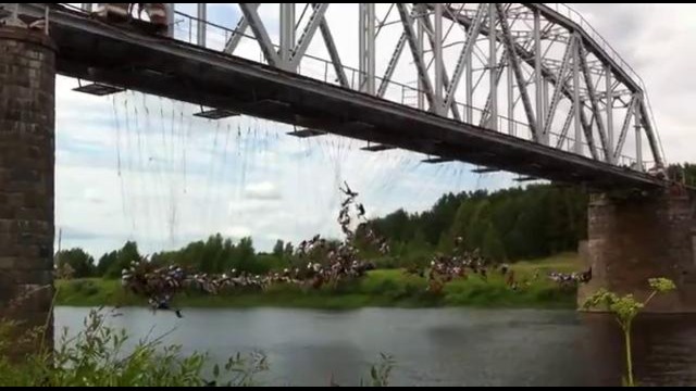 135 роуп-джампера одновременно прыгнули с моста