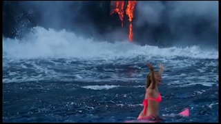 Девушка прокатилась на серфинге у извергающегося вулкана на Гавайях