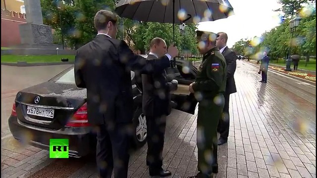 Путин промок под дождем на церемонии возложения цветов к могиле Неизвестного солдата