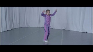 Девочке всего 6 лет (танцует под музыку Jungle)