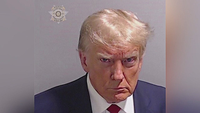 Полиция США опубликовала фото арестованного Трампа