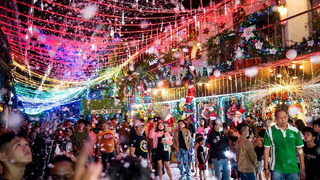 Филиппинка уже 15 лет украшает к Рождеству целую улицу