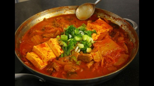 Kimchi Stew (Kimchi-jjigae: 김치찌개)