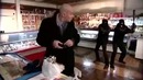 Глухарёв издевается над грабителями магазина