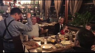 Фаррух Закиров в гостях у Абдурахмона Позилжонова в кафе Qanotchi