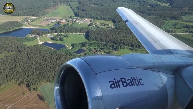 Динамичный взлёт малыша Боинга 737 из аэропорта Риги