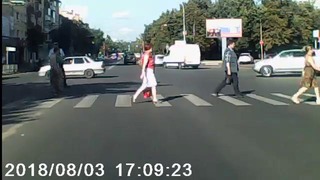 Женщина сбила регулировщика на перекрестке