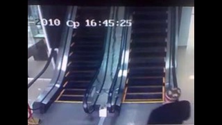 Прикол на эскалаторе в гипермаркете Москвы
