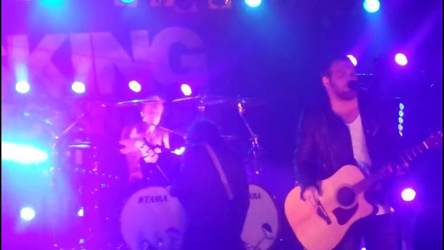 Asking Alexandria – Moving On (Live) (Danny First Show Back)