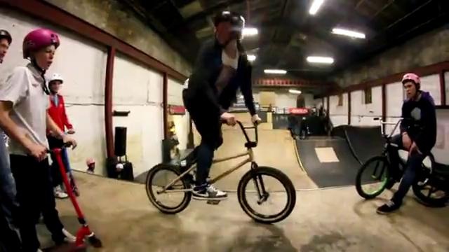 Парень на bmx заслуженно получил удар